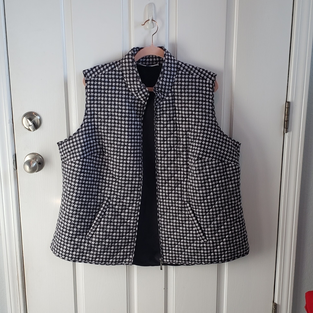 Karen Scott black and white hounds tooth puffy vest size 1x